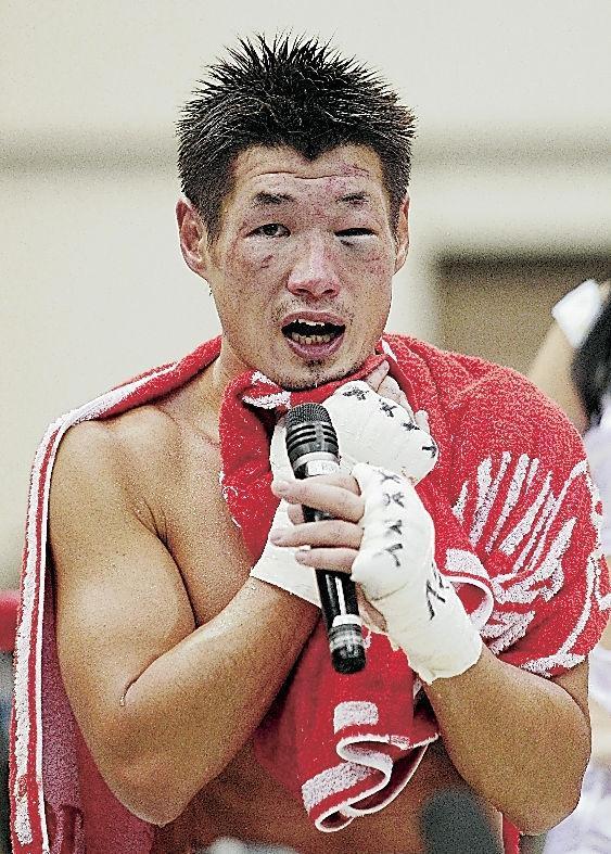 判定勝ちしファンにあいさつする長谷川穂積＝１２月１１日（撮影・北村雅宏）