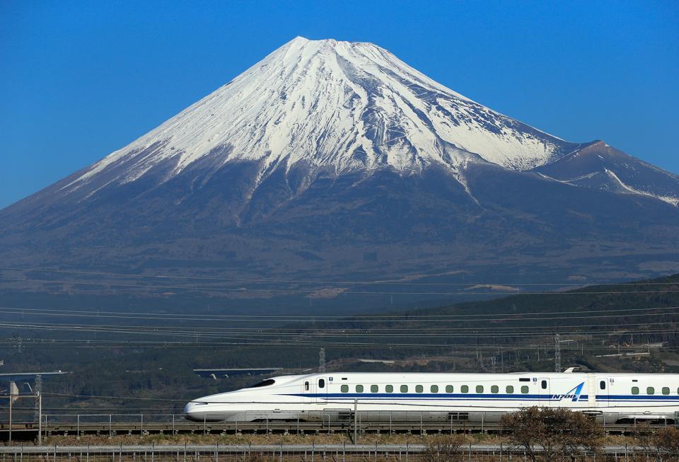 　富士山をバックに疾走する新幹線Ｎ７００Ａ（ＪＲ東海提供）