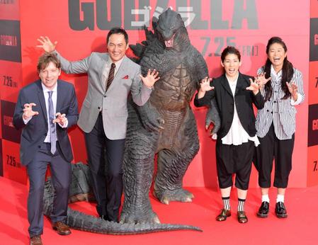 映画「ＧＯＤＺＩＬＬＡ」のイベントに出演した（左から）エドワーズ監督、渡辺謙、吉田沙保里、澤穂希（２０１４年７月撮影）