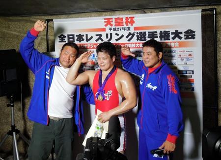 リオ五輪予選に出場する山口剛（中央）とプロレスラーの中西学（左）、永田裕志（右）