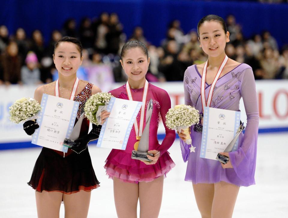 昨年末の全日本フィギュアで、笑顔で記念撮影に納まる（左から）２位の樋口新葉、１位の宮原知子、３位の浅田真央（撮影・開出牧）