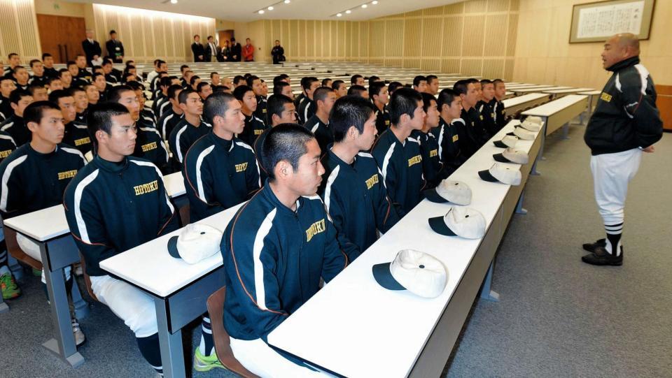 センバツ選考にもれたが永田監督（右）から「夏に向けて頑張ろう」と励まされる報徳学園の部員たち＝１月２９日、兵庫県西宮市の同校