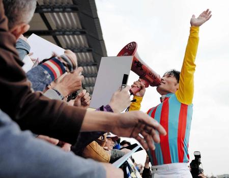 復帰後初勝利を挙げスタンドのファンにあいさつする後藤騎手（故人）＝２０１４年１１月２４日、東京競馬場（撮影・田村亮介）