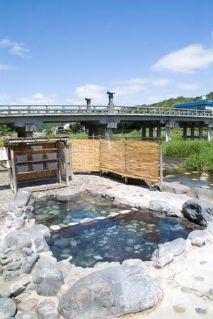 　三徳川のほとりにたたずむ混浴露天風呂「河原の湯」。野趣満点だ（三朝温泉観光協会提供）