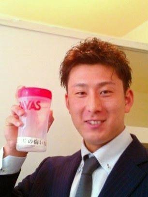 「我が生涯に一片の悔いなし」のラオウのセリフをテプラで付けた容器を手にする杉本