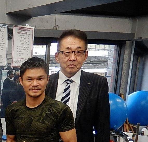 東日本ボクシング協会の新会長に就任したワタナベジムの渡辺均会長（右）