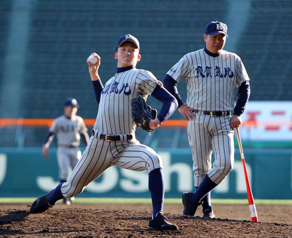 マウンドで投球練習する敦賀気比・山崎（右は敦賀気比・東監督）＝甲子園（撮影・山口登）