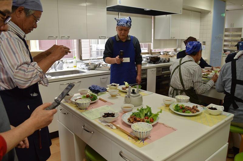 　完成した料理は写真を撮ってから食べるのが「ルール」です