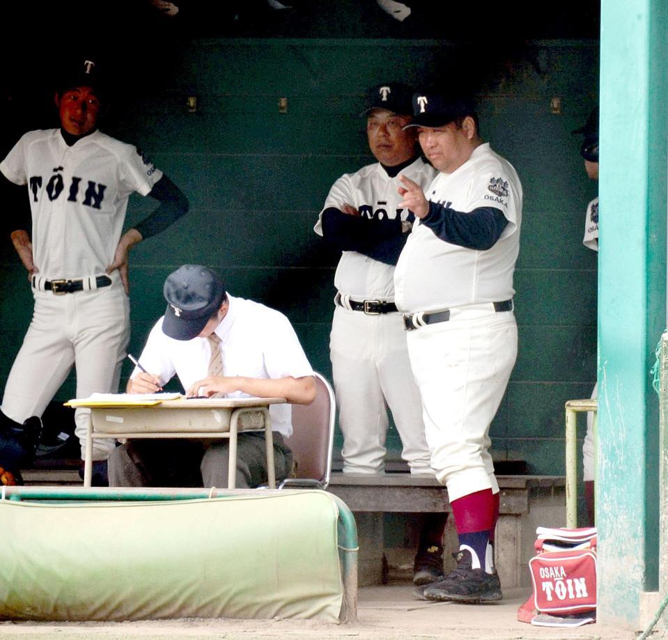 大阪桐蔭・西谷監督（右）は冬場の強化練習でウサギ跳びなどを取り入れている