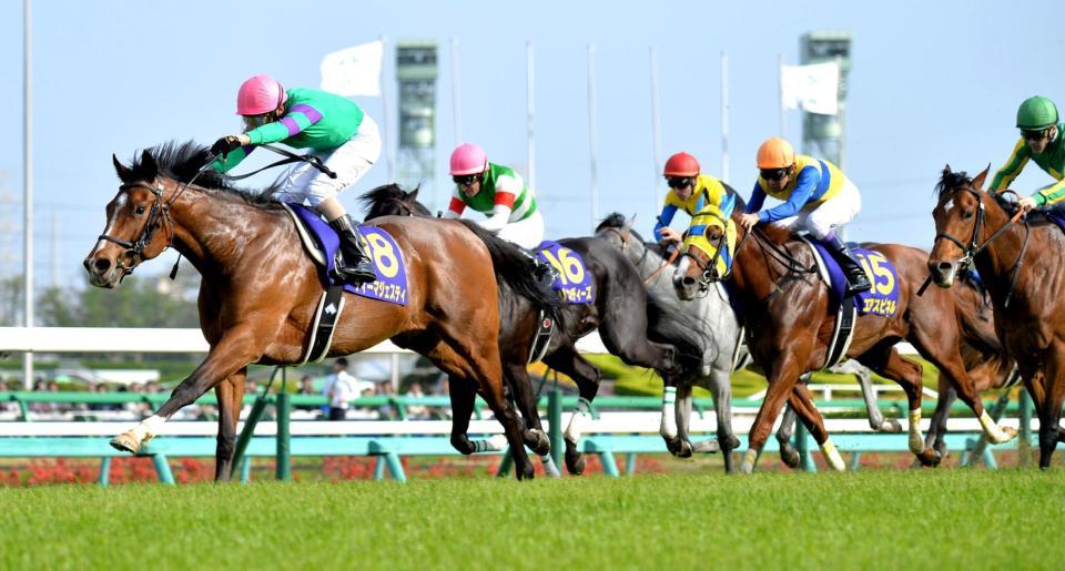 皐月賞を制したディーマジェスティ（左）