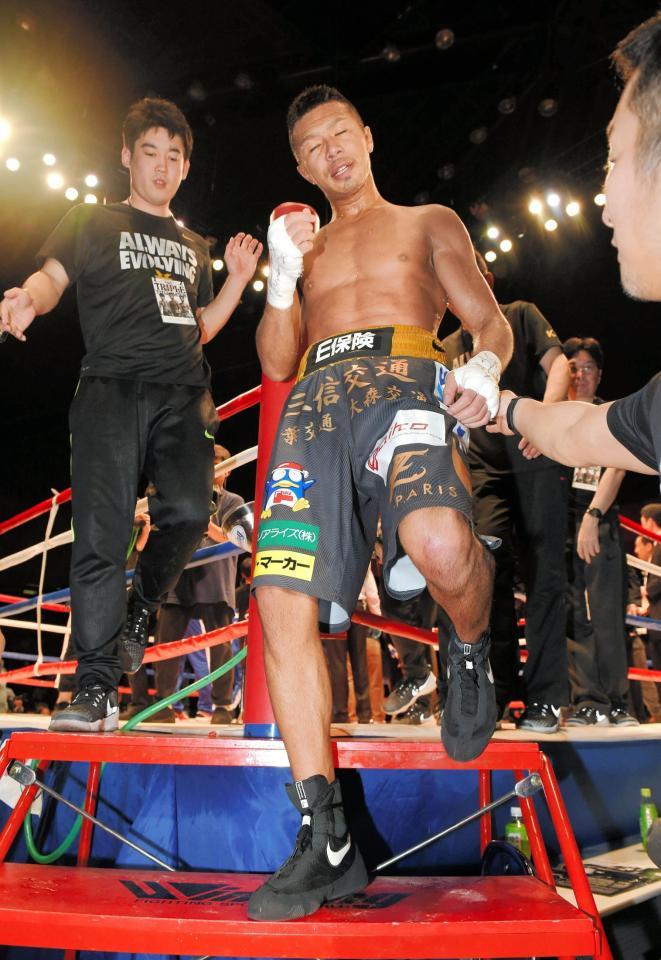 コラレスに２回ＫＯ負けしリングを下りる内山＝４月２７日、大田区総合体育館（撮影・堀内翔）