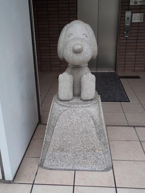 　ファミリアの新本社に引っ越したスヌピー像