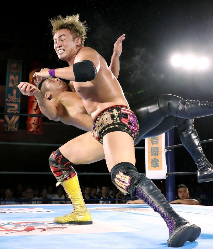 ＳＡＮＡＤＡ（奥）にレインメーカーを決めるオカダ・カズチカ＝７月２３日