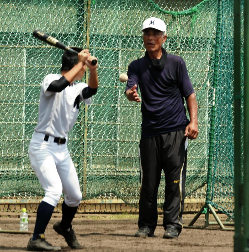 練習で選手を打撃指導する島谷金二コーチ（右）＝甲子園（撮影・開出牧）