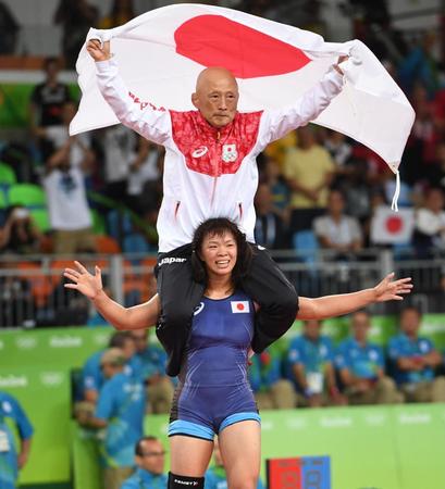 金メダルを獲得した川井梨紗子に肩車され、マットを一周する栄和人氏＝リオデジャネイロ