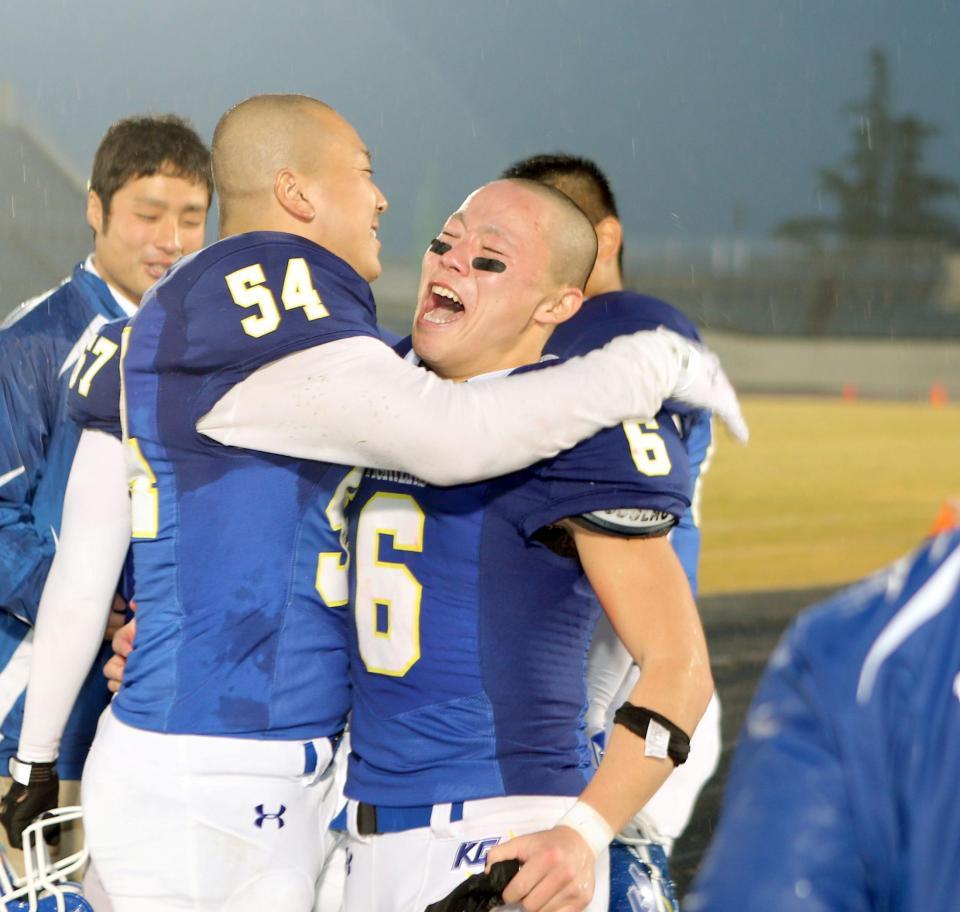 甲子園ボウル出場を決め、関学大・岩田と抱き合って泣きじゃくるＱＢ伊豆（右）＝１２月４日、撮影・田中太一