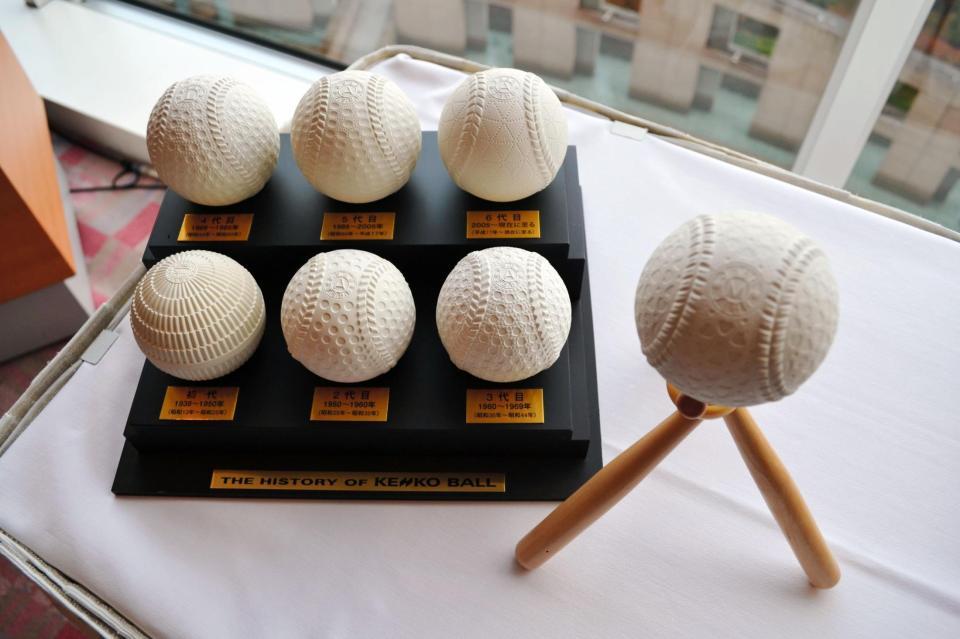 軟式野球の新意匠ボール（右）と６代目までの過去の公認球