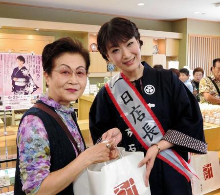 　実母・松村栄子さん（左）の励ましや支えのおかげもあり、紅白初出場の切符をつかんだ市川由紀乃