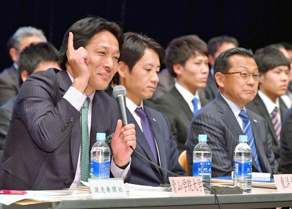 箱根駅伝の監督会見に臨む（左から）青学大・原監督、東洋大・酒井監督、駒大・大八木監督ら＝１２月１０日撮影