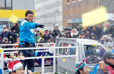 北海道栗山町で優勝パレードを行った栗山監督
