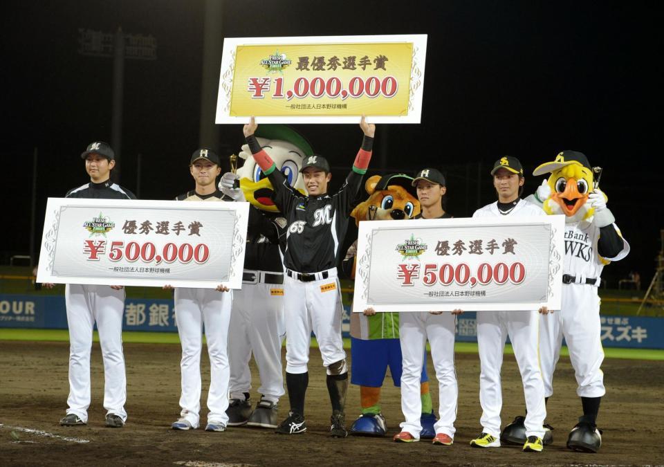 日本ハム時代にフレッシュ球宴に出場し、優秀選手賞を獲得した石川（右から２人目）。左からロッテ・木村、日本ハム・上沢、ロッテ加藤。右はソフトバンク・東浜