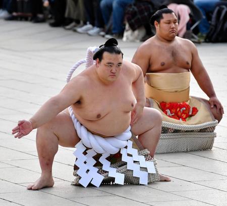 雲竜型の土俵入りを披露する横綱稀勢の里（左）