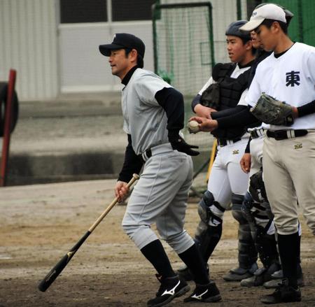 ノックを打つ帝京五・小林監督