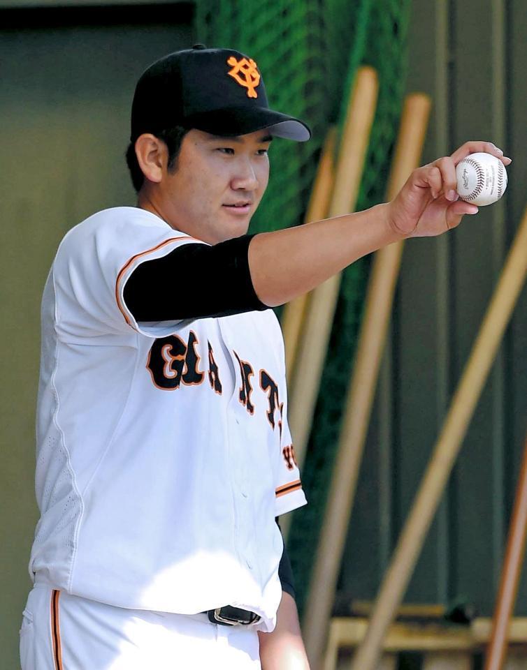 巨人の宮崎キャンプでＷＢＣ公認球を使い投球練習を行う菅野