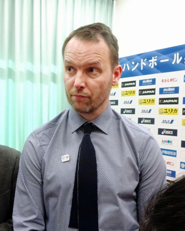 ハンドボール男子日本代表の監督に就任したダグル・シグルドソン氏。２０２０年東京五輪のエンブレムを意識した市松模様風のシャツと藍色のネクタイのコーディネートで就任会見に臨んだ