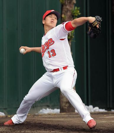 ダイナミックなフォームで投げ込む加藤