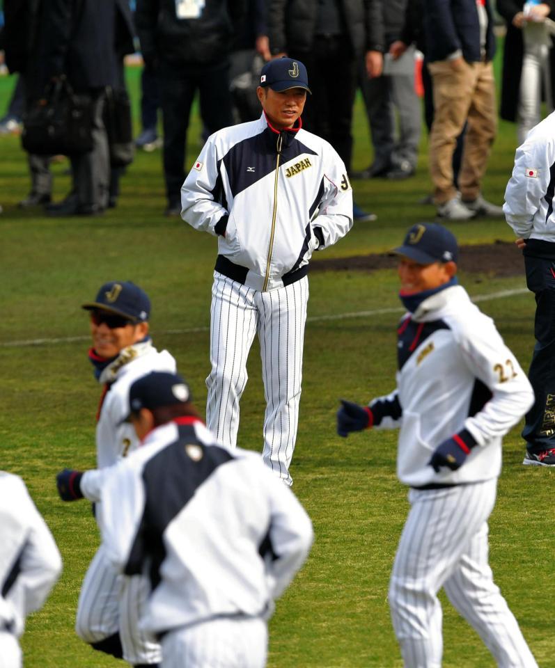 練習を見つめる侍ジャパンの小久保裕紀監督＝宮崎（撮影・出月俊成）