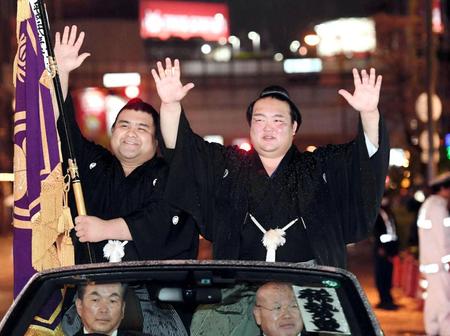 稀勢の里（右）の優勝パレードに同乗した高安＝３月２６日、撮影・佐藤厚