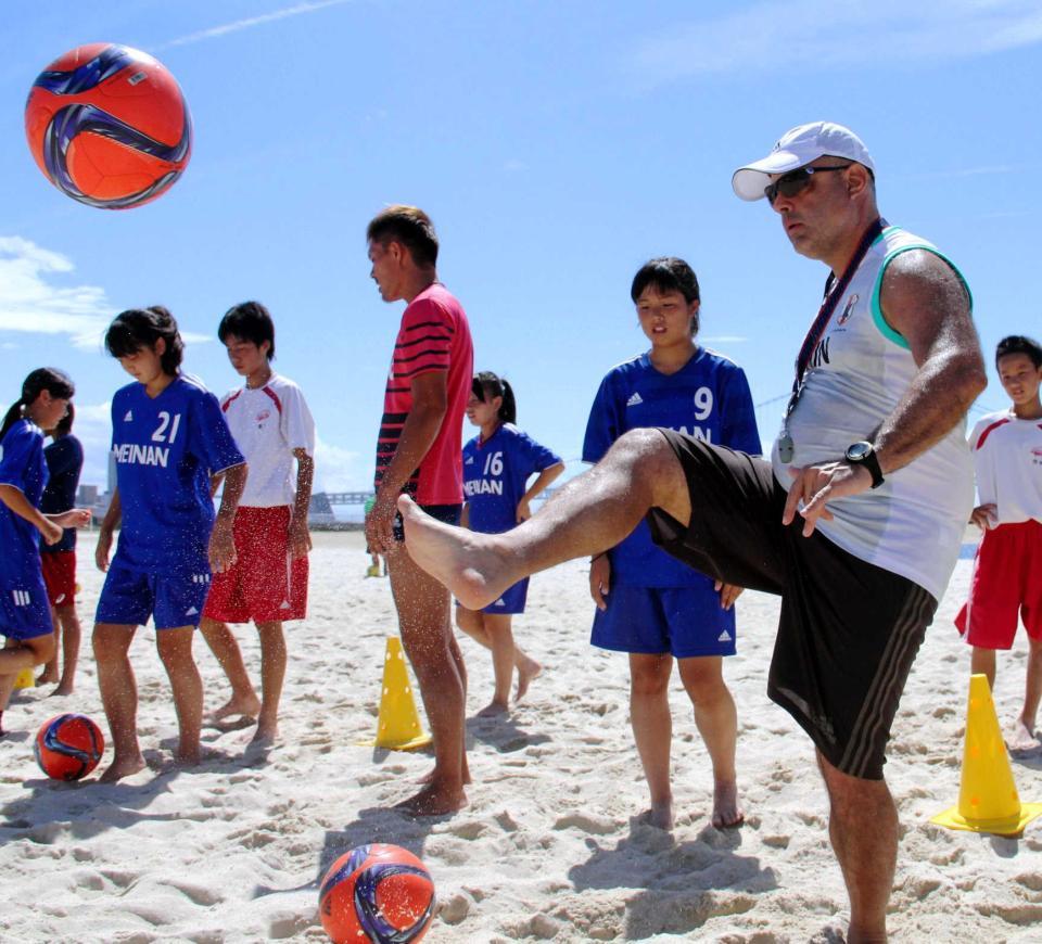 砂浜でボールを蹴るビーチサッカー日本代表のメンデス監督
