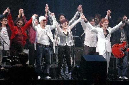 ２００４年の「ジョン・レノンスーパーライブ」に出演したオノ・ヨーコ