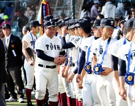 ナイン一人一人と握手する大阪桐蔭・西谷浩一監督＝甲子園（撮影・佐藤厚）