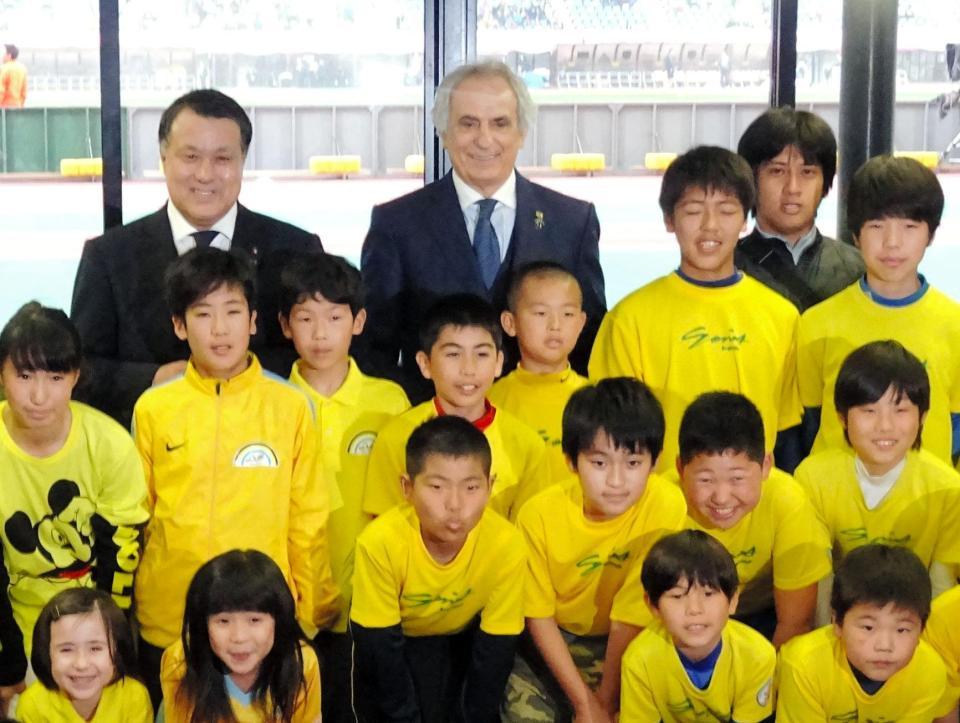 熊本を訪れ被災地の子どもたちと再会したサッカー日本代表のハリルホジッチ監督（後列中央右）と日本サッカー協会・田嶋会長（同左）