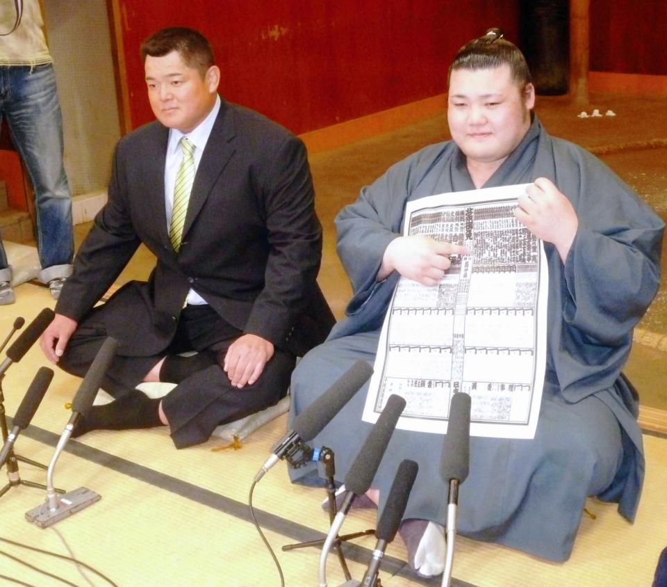 新入幕会見で番付に載った自身のしこ名を指さす豊山（右）。左は時津風親方
