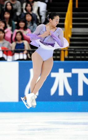 トリプルアクセルを飛ぶ浅田真央さん