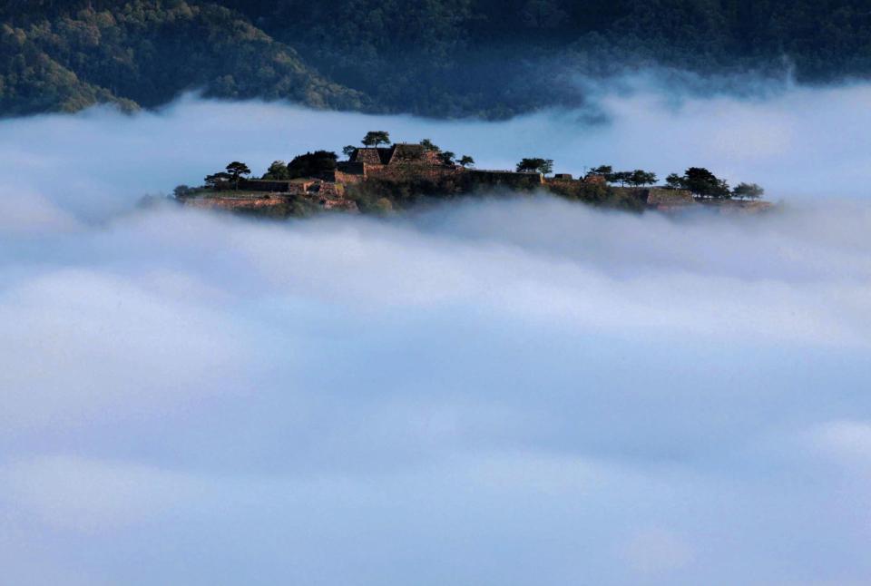 雲海に浮かぶ竹田城跡。「天空の城」と称される日本一の絶景山城だ＝兵庫県朝来市和田山町の立雲峡より撮影