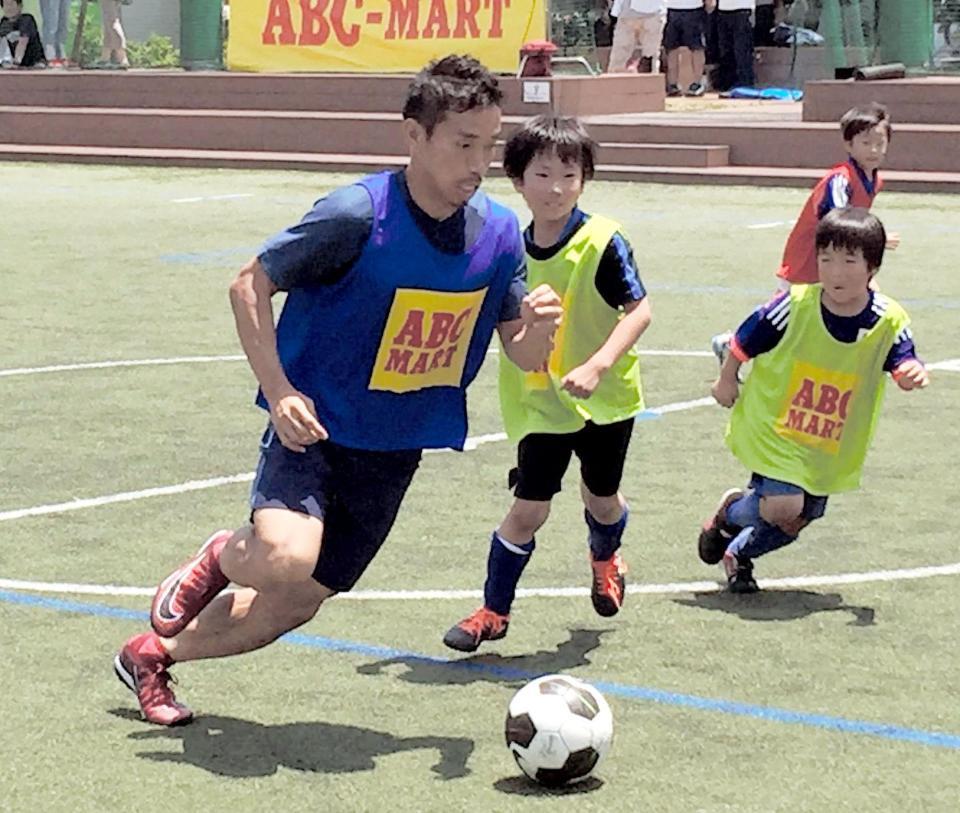 　サッカー教室で子供たちとプレーする日本代表ＤＦ長友佑都