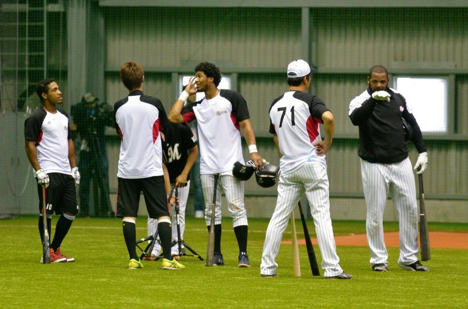 　（左端から）サントス、１人おいてパラデス、さらに１人おいてペーニャ＝ＺＯＺＯマリン