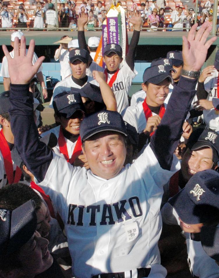 　夏の甲子園で初優勝を決め、ナインに胴上げされる佐賀北の百崎監督（２００７年８月２２日）