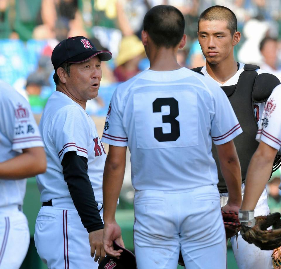 準優勝に終わった広陵・中井監督（左）＝８月２３日、甲子園（撮影・北村雅宏）