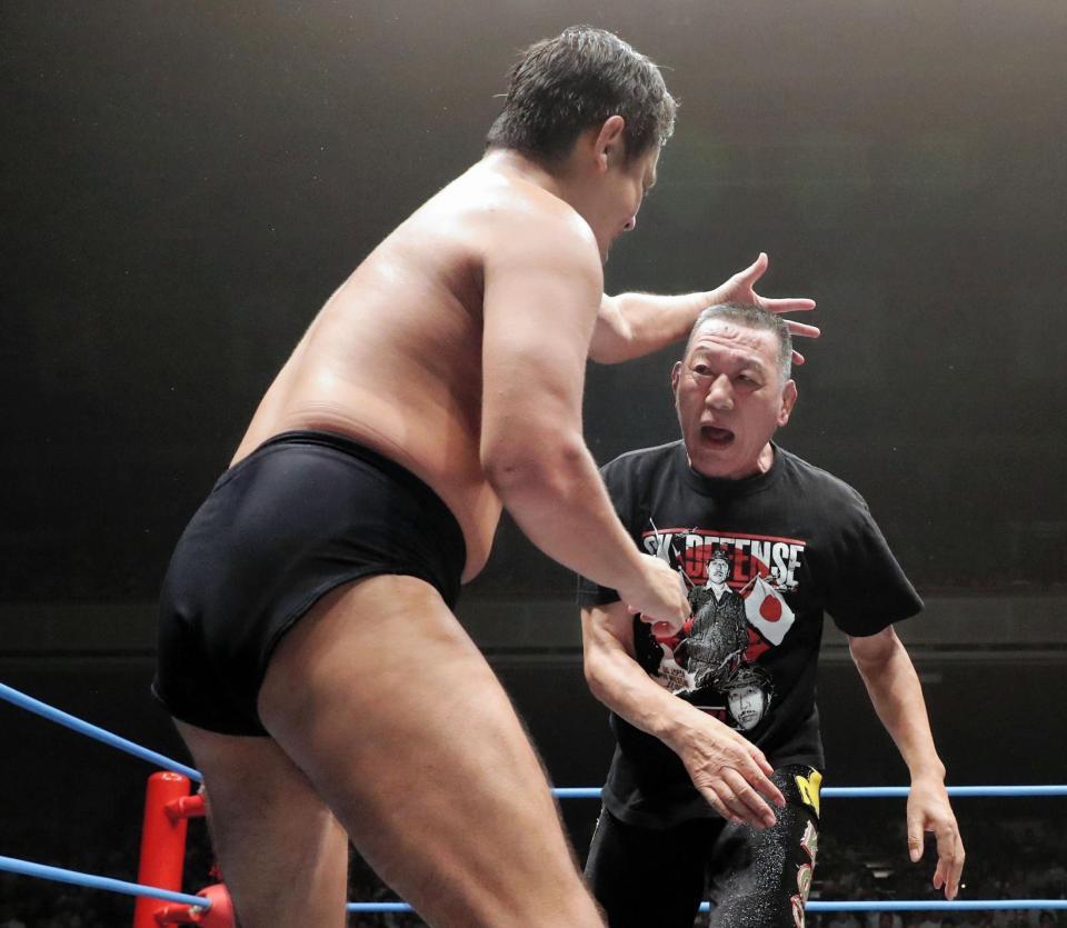 　西村修（左）にチョップを見舞うグレート小鹿＝８月２７日、両国国技館