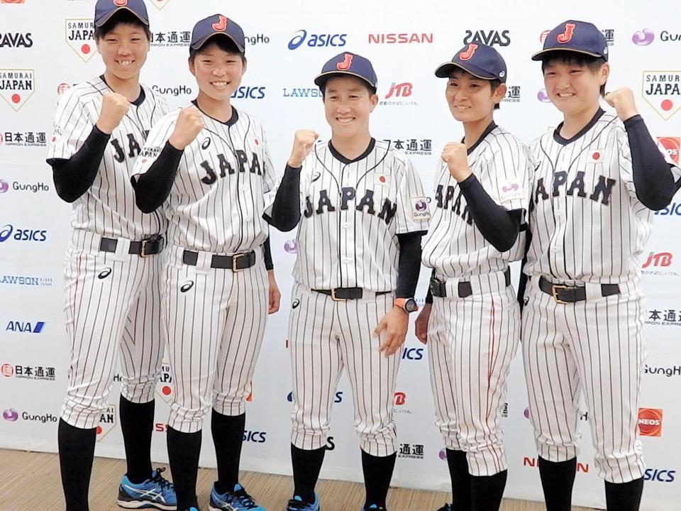 アジア杯前に都内で会見を行った女子日本代表（左から小野内野手、金満捕手、橘田監督、吉井内野手、姫野投手）