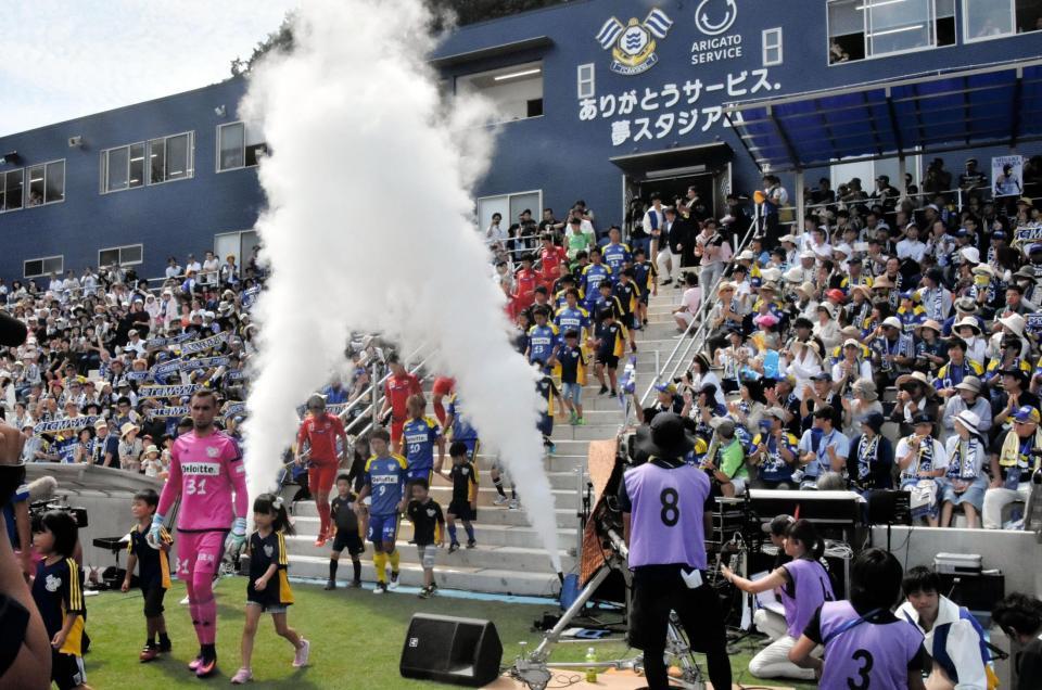 こけら落としに5241人の観衆が集まったＦＣ今治の新本拠地「夢スタ」