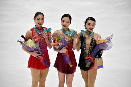 ＵＳインターナショナルで２位となった長洲未来（左）。中央は優勝の本田真凜