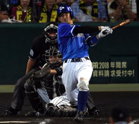 ９月２５日の阪神戦で左中間に適時三塁打を放つ嶺井