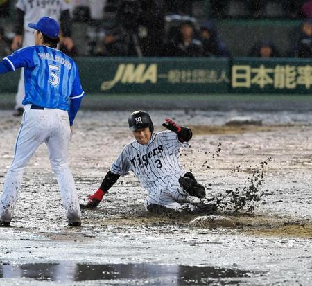 二塁打を放ち、泥を跳ね上げながら滑り込む阪神・大山