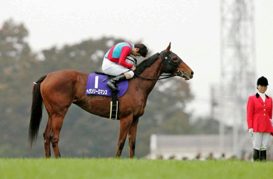 天皇・皇后両陛下に向けて深々と一礼する松永幹夫騎手＝２００５年１０月３０日・東京競馬場